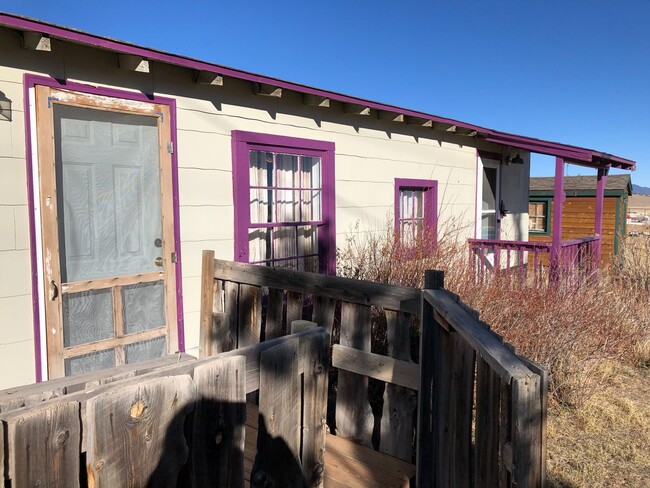 Building Photo - Hartsel! Fenced Yard! Beautiful Views!