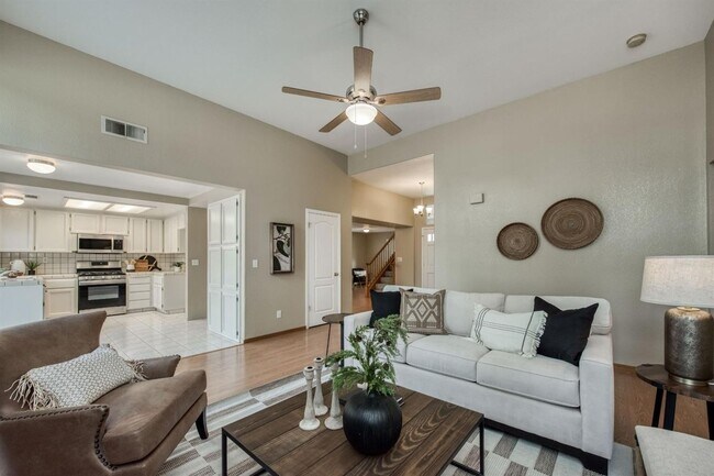 Building Photo - Spacious 5 Bedroom Clovis Home