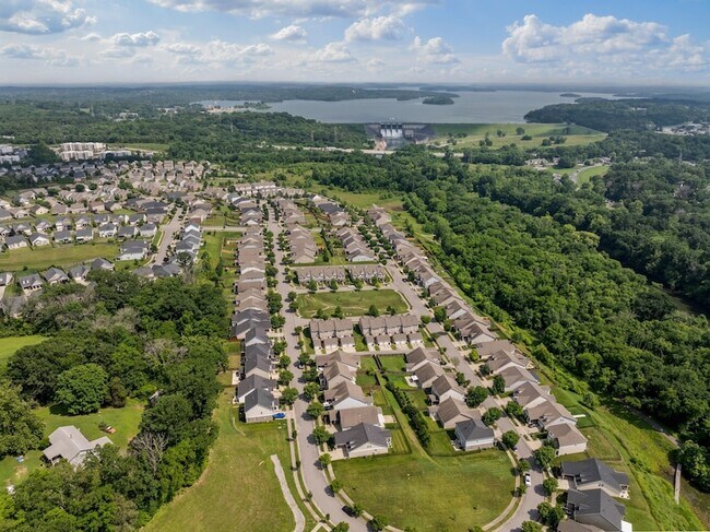 Foto del edificio - 1234 Riverbrook Dr