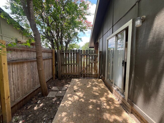 Foto del edificio - 7020 Silver Canyon