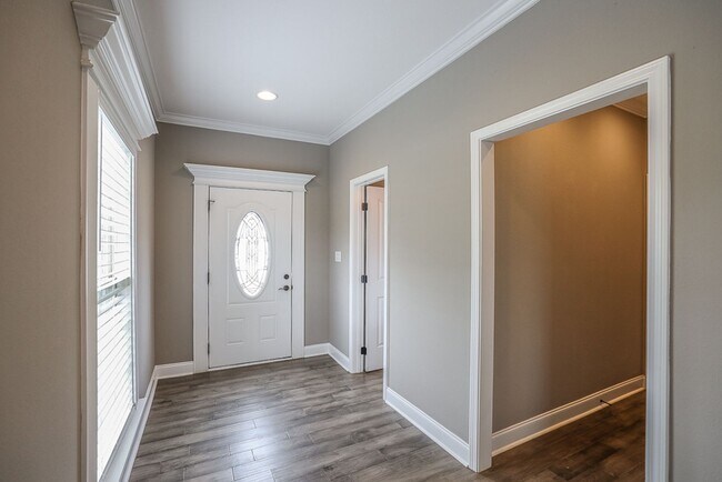 Building Photo - Maryville 37801 - 4 bedroom, 2.5 bath home...