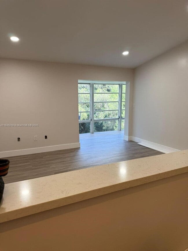 Foto del edificio - 4630 NW 102nd Ave
