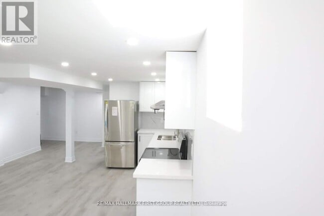 Building Photo - 1627 Baggins St