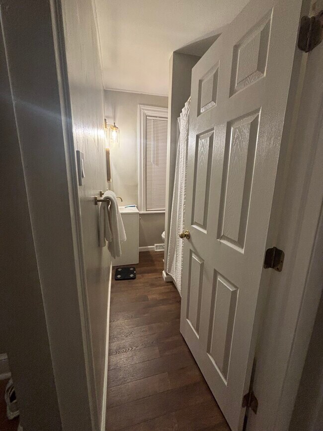 Baño con ducha y bañera - 152 E James St