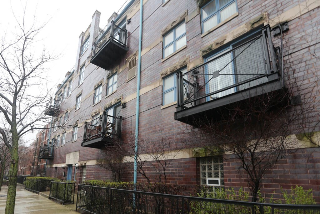 Primary Photo - 865 W Buckingham Pl