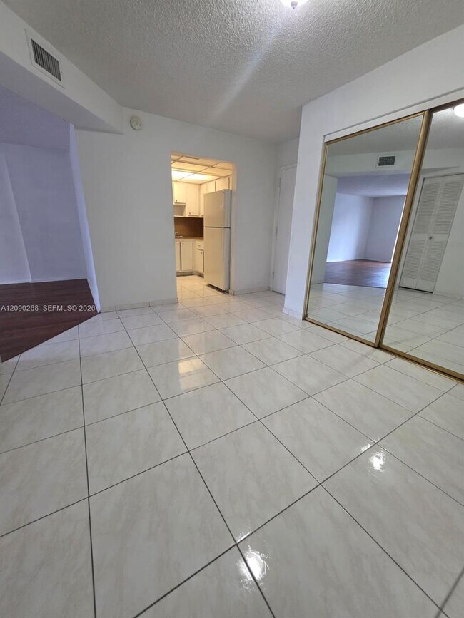 Foto del edificio - 16950 W Dixie Hwy