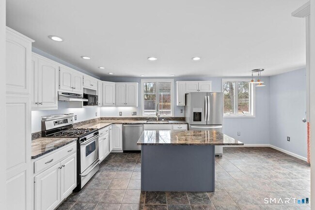 Foto del edificio - 83 Meadowbrook Rd