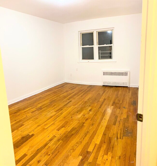 Building Photo - 2005 E 55th St