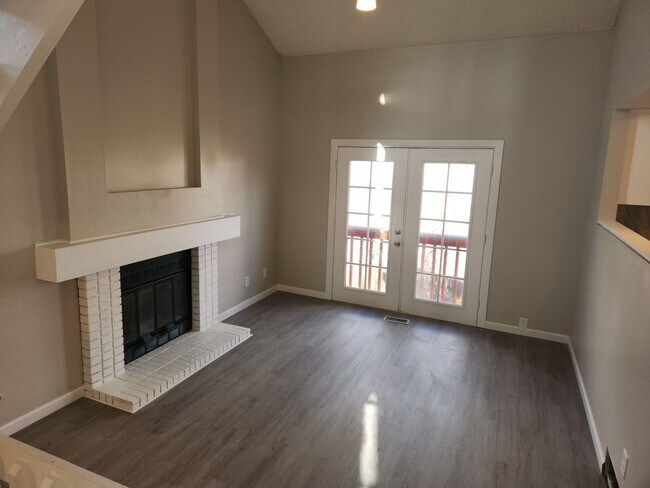 Building Photo - Updated home on Cul De Sac!