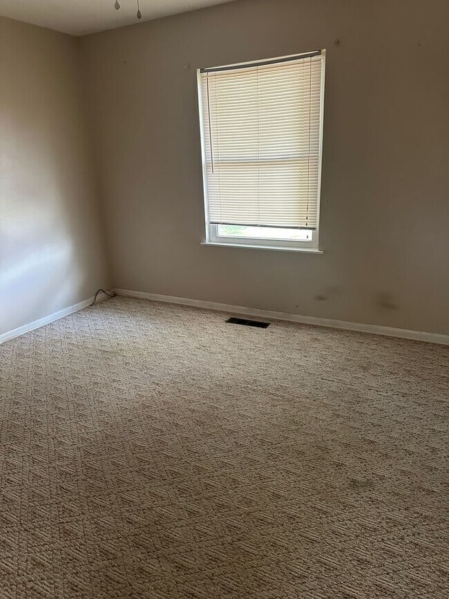 Building Photo - 4 bedroom 3 bath