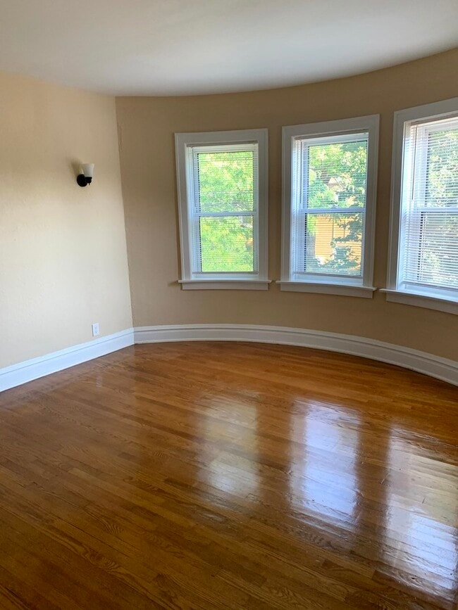 Building Photo - 2817 W Waveland Ave