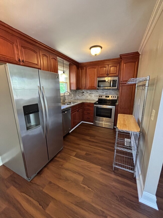 Building Photo - 2525 Bethwood Dr