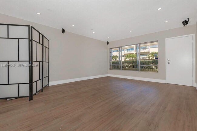 Foto del edificio - 16800 NE 15th Ave