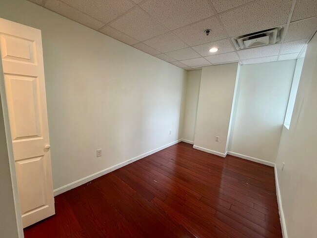 Building Photo - 72 Kneeland St