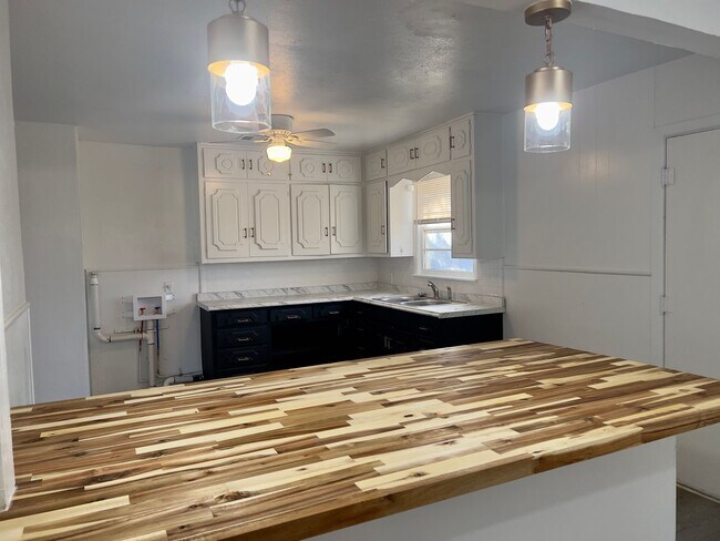 Building Photo - Modern Chic Home Located in Medical District
