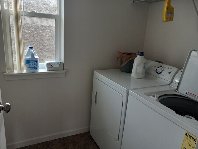 Building Photo - Charming 3-Bedroom Home in Prime Pullman L...