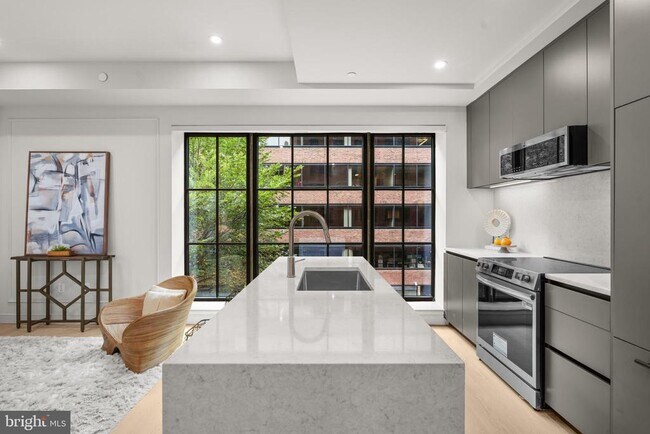 Foto del edificio - 2121 Ward Pl NW