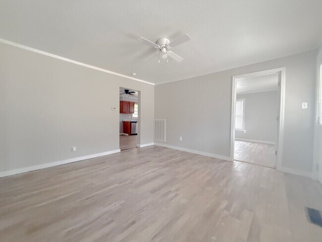 Foto del edificio - 3-Bedroom Single-Family Home with Hardwood Floors and Carport in Sparta