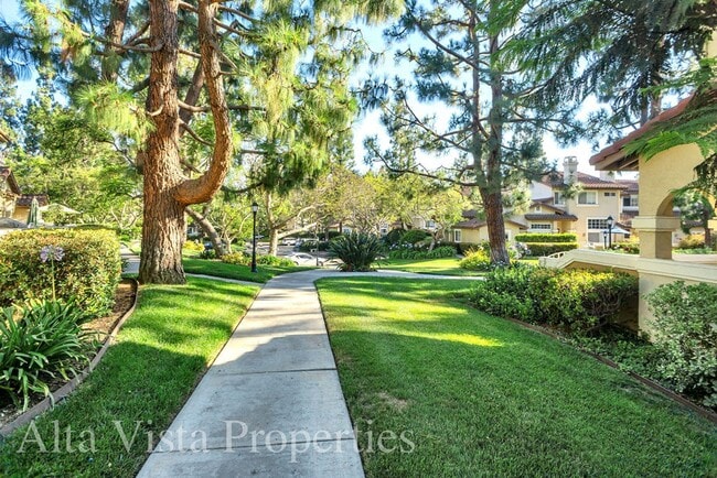 Building Photo - Beautiful Dual Master bedroom Townhome in ...
