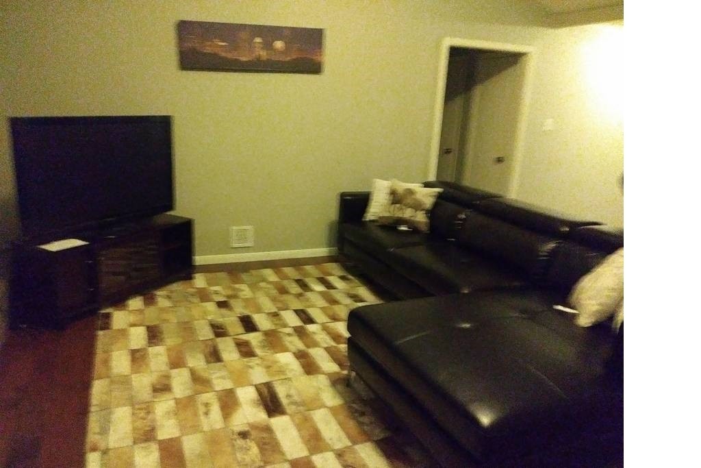 Primary Photo - 1102 Echo Ln