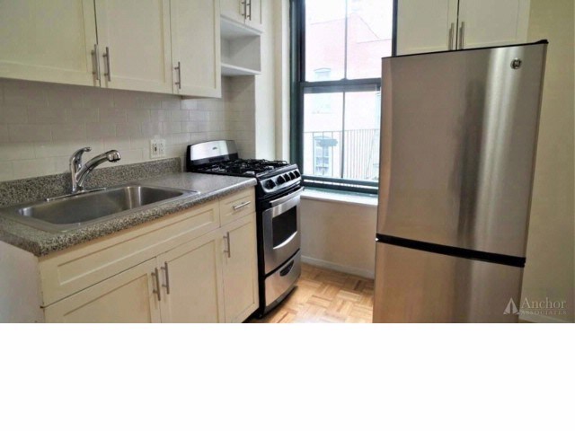 Building Photo - 527 E 78th St