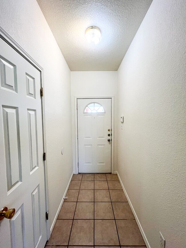 Foto del edificio - Available NOW!!!! Open floor plan features living room with fireplace, dining area, and large kit...