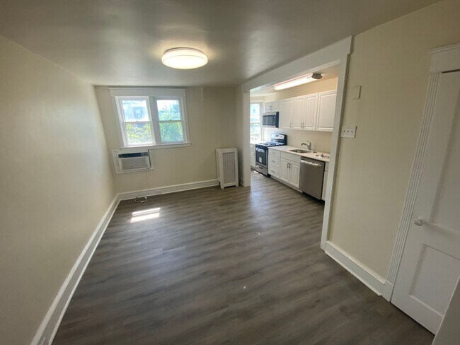 Building Photo - Stunning  3 Bedroom Modern Renovation w/ W...