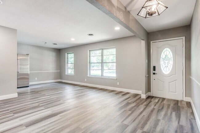 Building Photo - Spacious 4BR Duplex in Denton