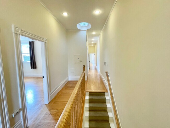 Foto del edificio - Spacious Top Floor 3BR / 2BA Mission Flat....