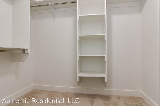 Building Photo - 5 br, 3.5 bath House - 107 N Lasalle Dr