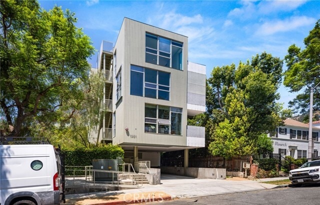 Building Photo - 1351 Havenhurst Dr