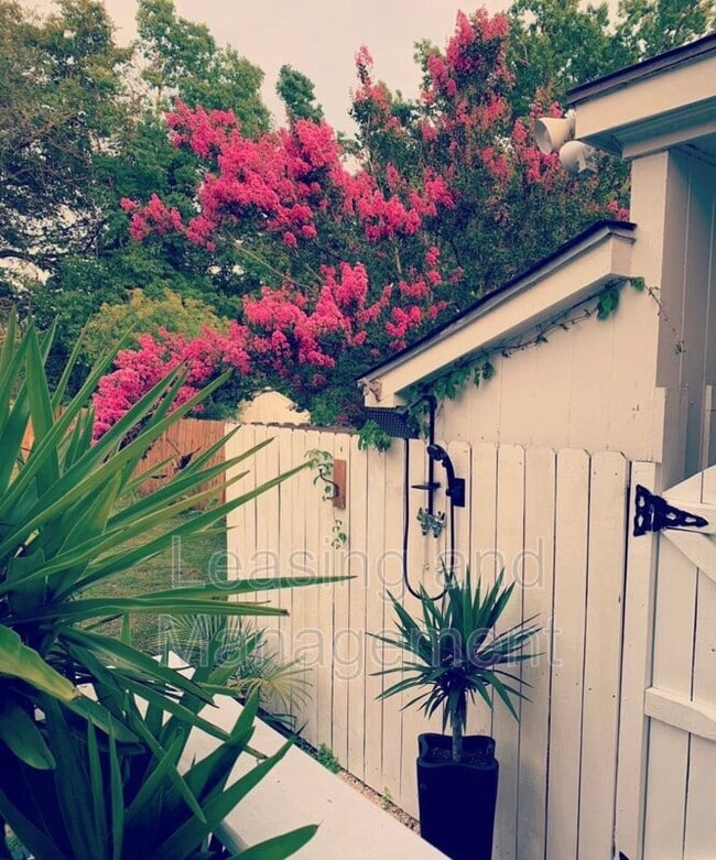 Photo - 415 Limbaker St House