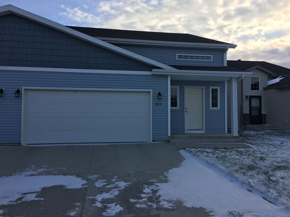 Foto principal - 923 30th Ave W