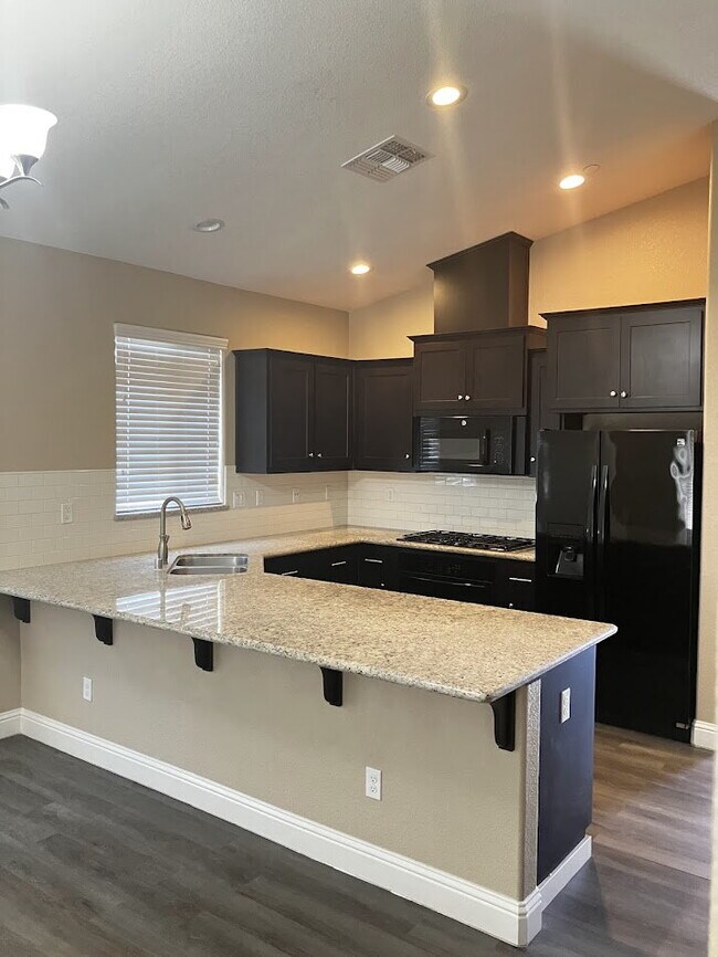 Foto del edificio - Spacious 4-Bedroom, 2-Bath Rental Home – M...