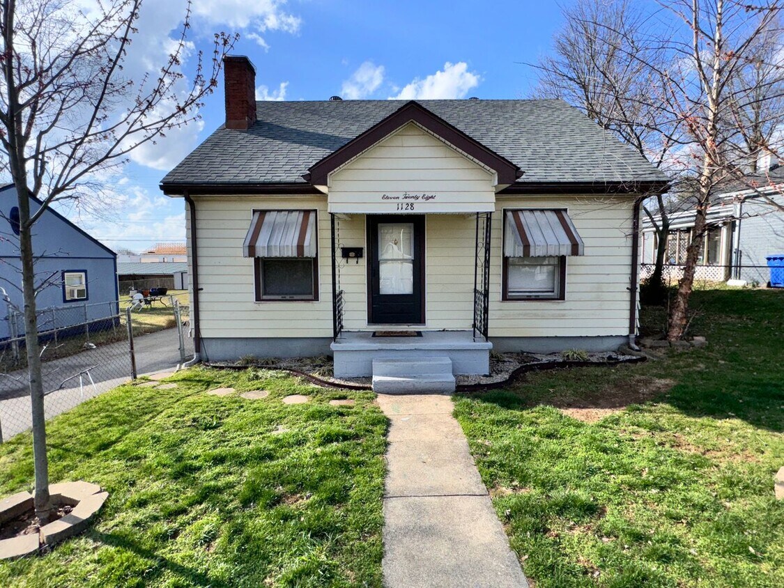 Lovely, Remodeled 4 Bedroom House! Hardwoo... House Rental in