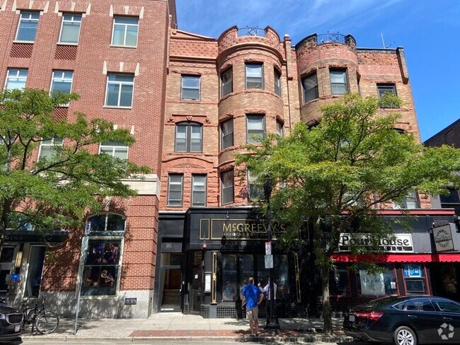 Building Photo - 913 Boylston St