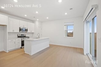 Building Photo - 10724 Henslowe Ave S