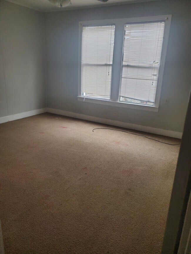 Building Photo - 611 Riverbend