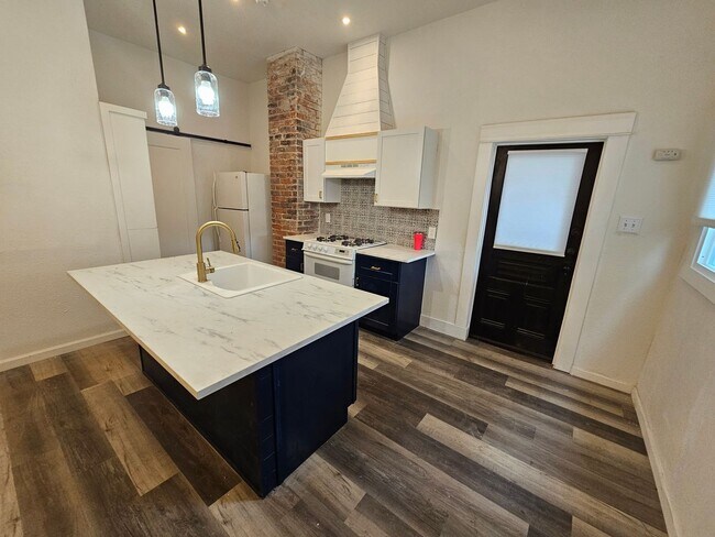 Foto del edificio - 2 Bedroom 1 Bathroom Apartment for Rent in...