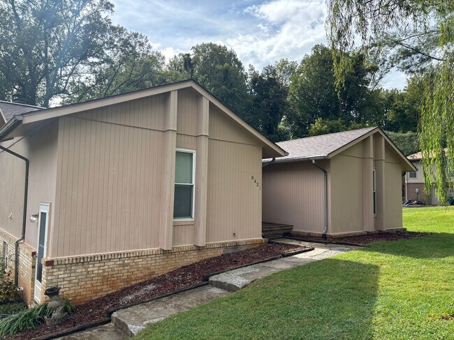 Foto del edificio - 6421 Orchard View Ln