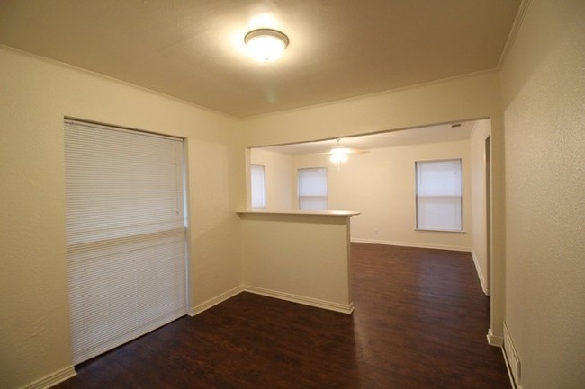 Foto del edificio - 2 bed, 1 bath home in Oak Cliff