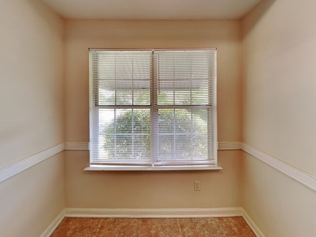 Building Photo - 1410 Stoneleigh Way