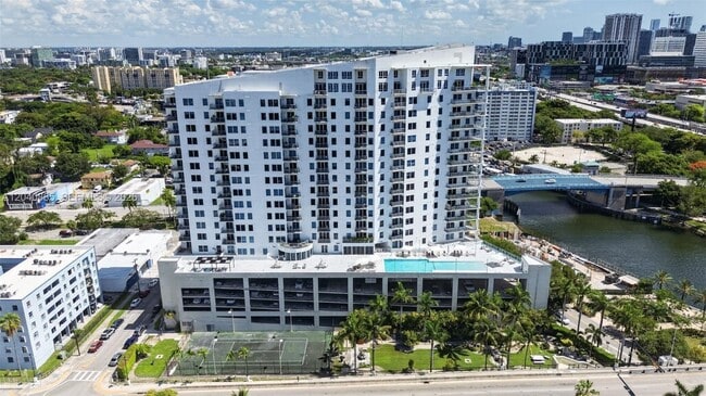 Building Photo - 10 SW South River Dr