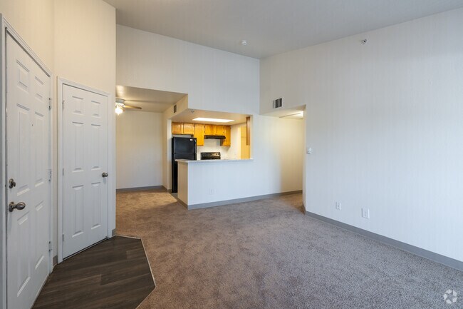 2 habitaciones, 1 baño - 857 pies cuadrados - Sala de estar - Dayton Meadows