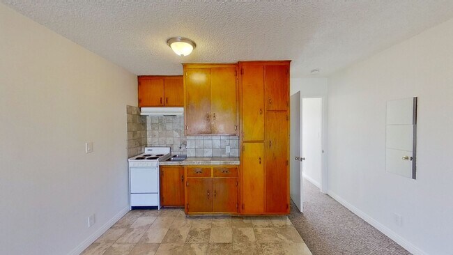 Building Photo - 1 Bedroom, 1 Bathroom House w/Garage!