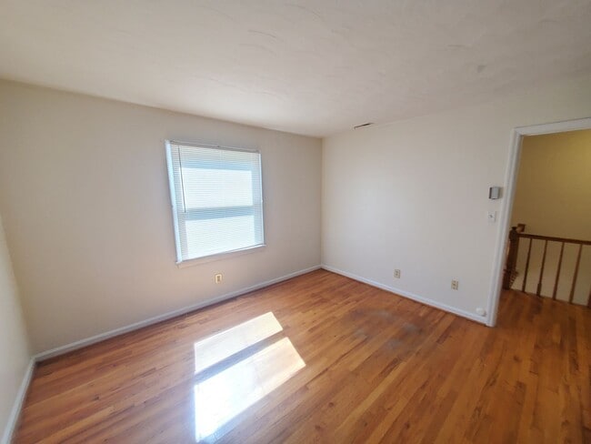 Building Photo - 4 bedroom and 2 and a half single family h...