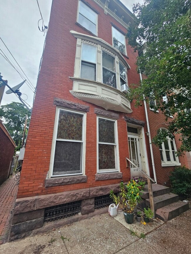 Building Photo - 214 Briggs St