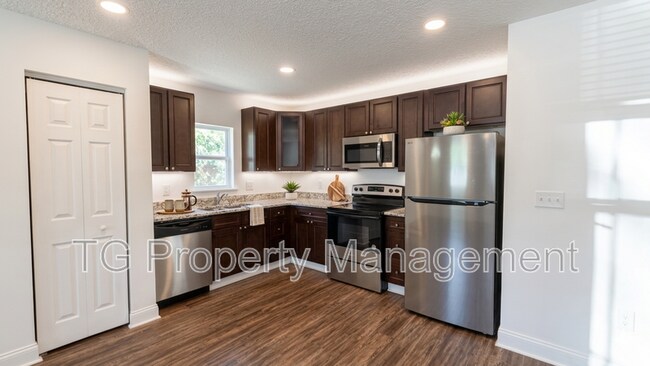 Foto del edificio - 1756 Lane Ave S
