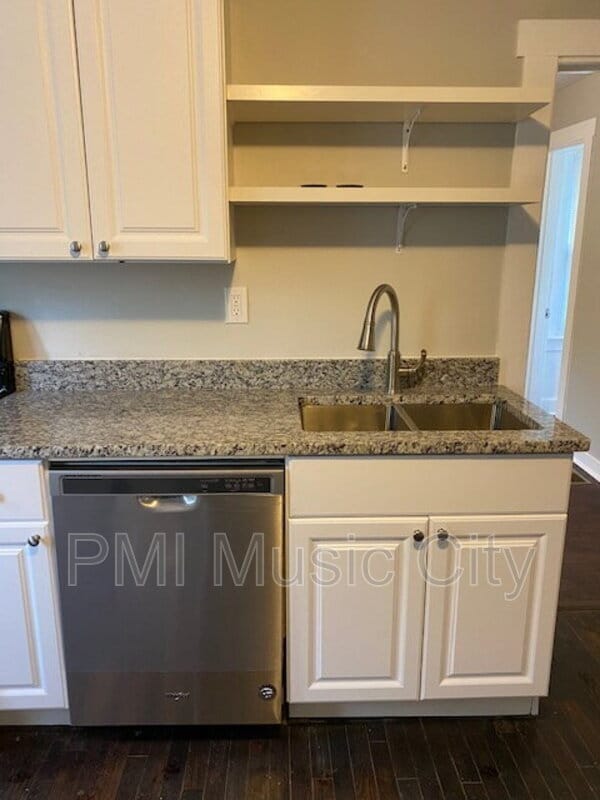 Building Photo - 215 Robinwood Ave