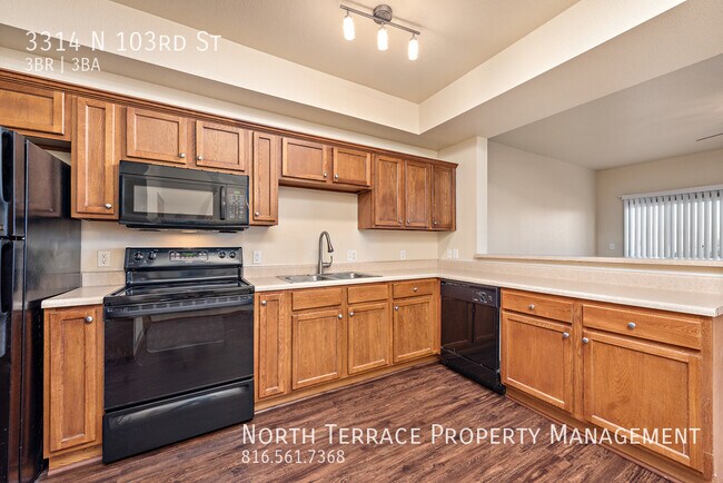 Foto del edificio - Updated 3BR Townhome in Piper School Distr...